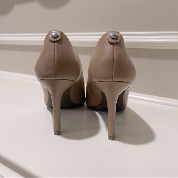 Dorothy Flex Pump
MICHAEL MICHAEL KORS
Light Blush Leather Size 7 - Picture 3 of 6